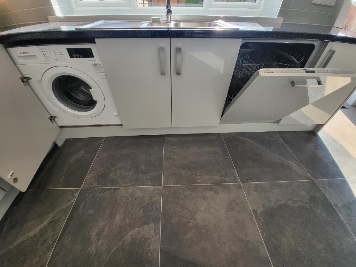 High Spec Large 6 Bedroom House! Apartment *
