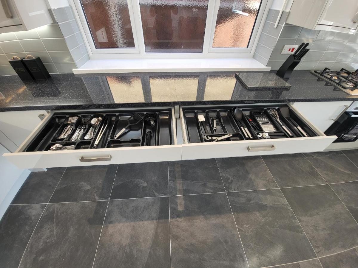 High Spec Large 6 Bedroom House! Apartment *
