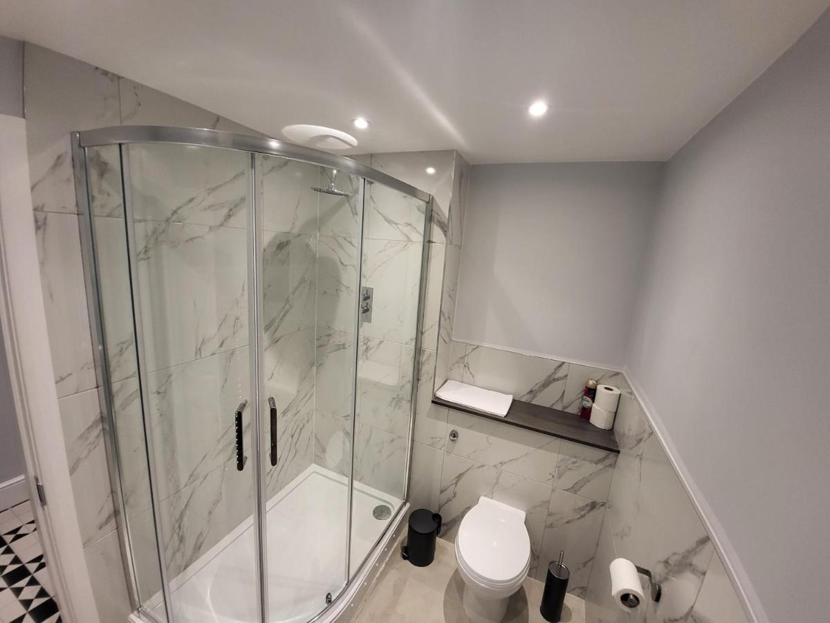 High Spec Large 6 Bedroom House! Apartment
